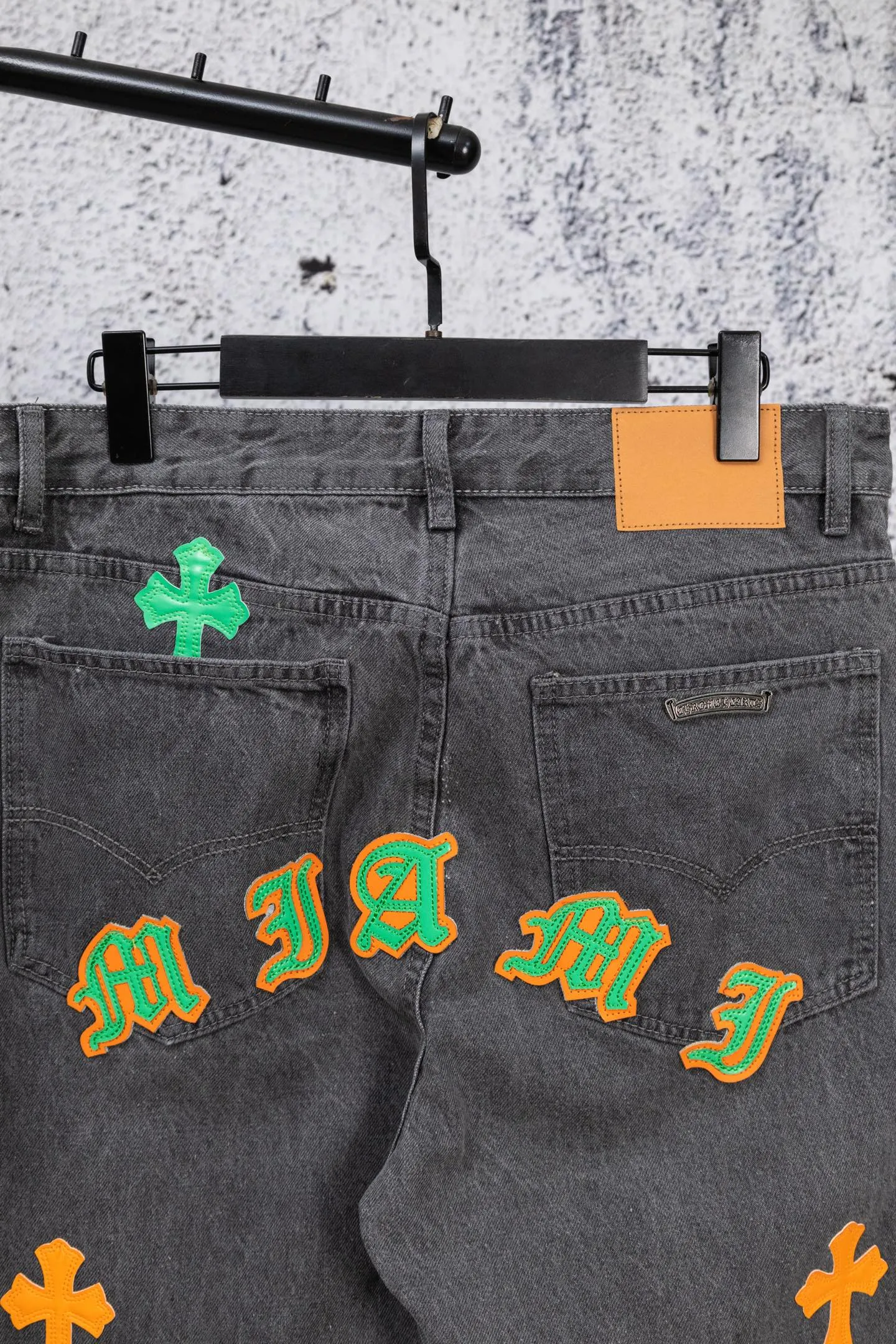 P240 Chromehearts limited edition orange and green classic cross patch leather gray jeans, priced at 34W level, patchwork cross pattern embellishment, washed jeans! ! An absolutely high-end luxury product, a 1.9W-level god-level single product, a super popular product, made by top heavy industry, a magic weapon that cannot be missed! [About Zangyin] This is an extremely luxurious fashion brand that can also be called the aristocracy of the high street. It has always been an exclusive brand for some hipsters or rich second generations. Compared with ordinary high streets, it is more luxurious and noble. Compared with luxury brands, it is more fashionable and individual. It has always been a brand that I have a special liking for. [Top heavy industry fashion design] Consistently high-street luxury style. Speaking of this style, the Zangyin family and GU family are definitely the leading representative brands. Especially the Zangyin family has really achieved a state-of-the-art effect in creating high-street style. The unique washed material is used to create this style. The color system is already quite eye-catching. After it is decorated with patchwork cross flowers, it cleverly highlights the charm of the brand. Secondly, this style uses classic The high-waist cutting design highlights the long legs and fashionable temperament of the upper body. The brand is highly recognizable and the slim fit configuration is more suitable for daily wear. It is a product that interprets personality, fashion, and specifications at a glance. This single product is enough to make any fan excited. It can be a white T-shirt for a youthful college style, or a tight suspender for a royal style. It has strong matching ability and can be easily controlled by men.  [Materials and craftsmanship] Needless to say, this point goes without saying. As an excellent craftsman brand, Zangyin’s requirements for details and craftsmanship are really perfect. The washed color of this model has gone through so many processes, not to mention the embellishment of denim appliques. It is also purely hand-made and sewn. Just like what they believe in, only hand-made things have soul and have the meaning of wear. A top-notch heavy-duty fashionable denim item, I look forward to your perfect interpretation! !  Color: Gray Size: 28-34